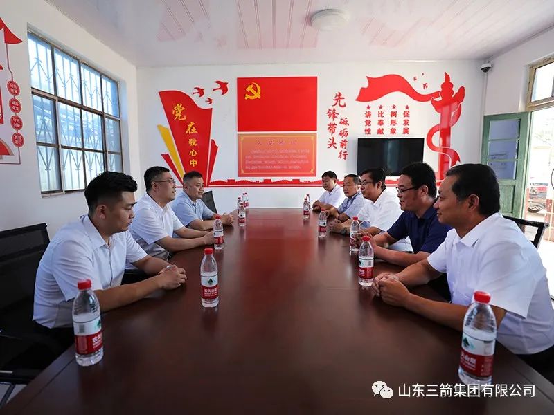 “雙節(jié)”慰問(wèn)暖人心  情系鄉(xiāng)村促振興 ——三箭集團(tuán)雙節(jié)前走訪(fǎng)慰問(wèn)羊里街道辛興東北村老黨員和困難群眾